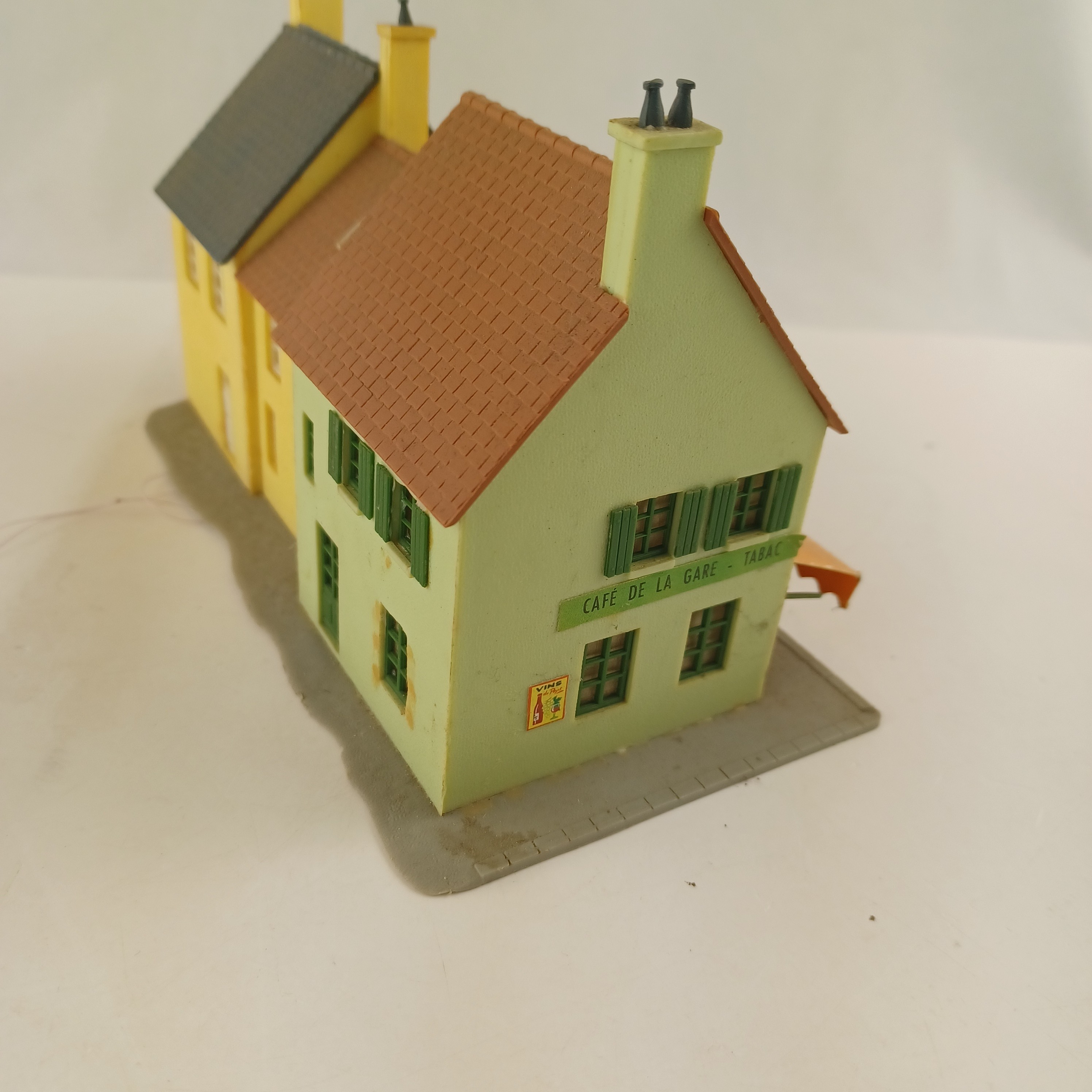 Voir photo 5 de Maquette de modélisme de trois commerces, café de la gare, tabac et restaurant, épicerieau bon beurre et boucherie Sansos de 16x10x10 cm Maquette de modélisme de trois commerces, café de la gare, tabac et restaurant, épicerieau bon beurre et boucherie Sansos de 16x10x10 cm Très bon état - Vue 5 -